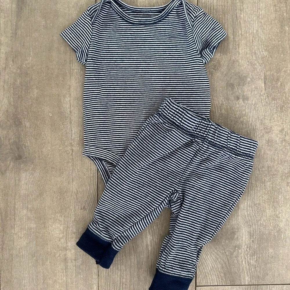 Carter’s 0-3 Month Baby Boy matching outfit set